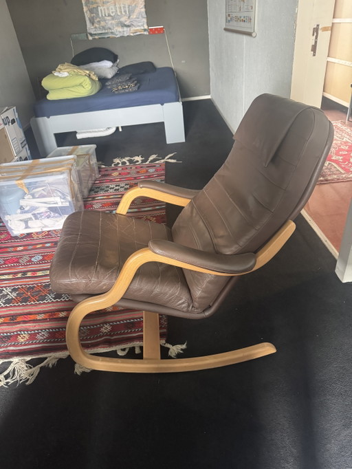 Schaukelstuhl aus Holz und Leder