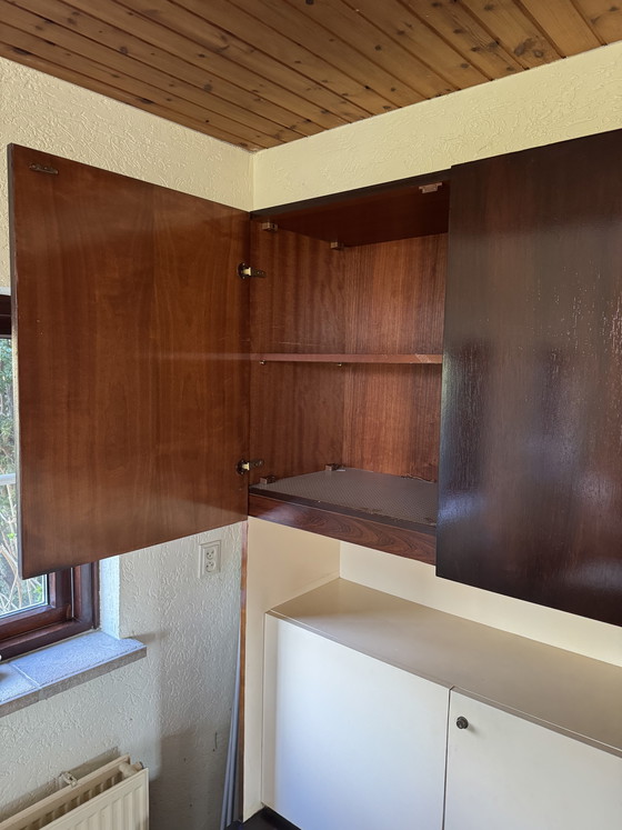Image 1 of Woonkamerkast 60’er jaren met veel bergruimte. Palissander met witte onderbreking.