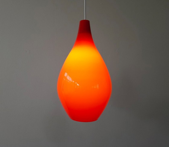 Image 1 of Lámpara colgante mcm de cristal naranja en forma de lágrima, cristal opalino blanco con capa superior naranja, diseño escandinav