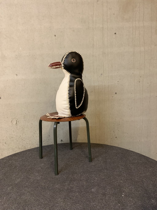 Kunst - nijverheid , Pinguïn, decoratief of als deurstopper. In de stijl van Dimitri  Omersa.