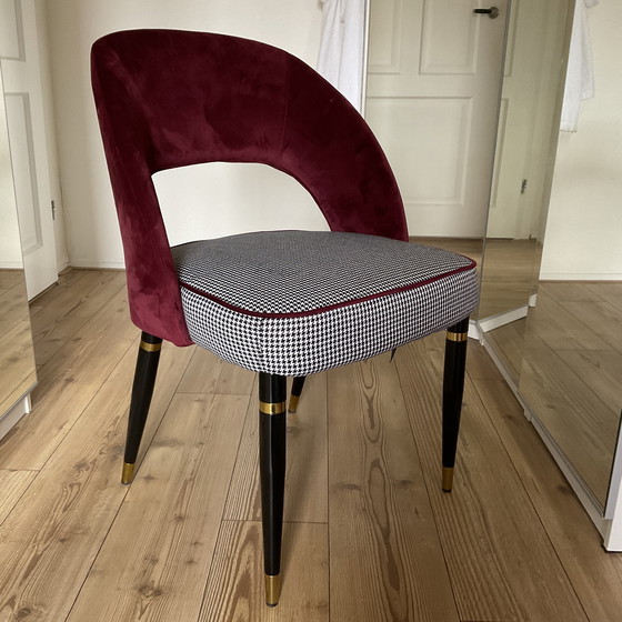 Image 1 of Belles chaises de salle à manger tendance blanches et rouges avec des accents dorés