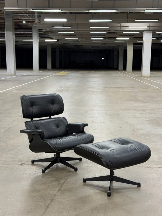 Image 1 of Fauteuil lounge Vitra Eames | Repose-pieds | Noir intégral |