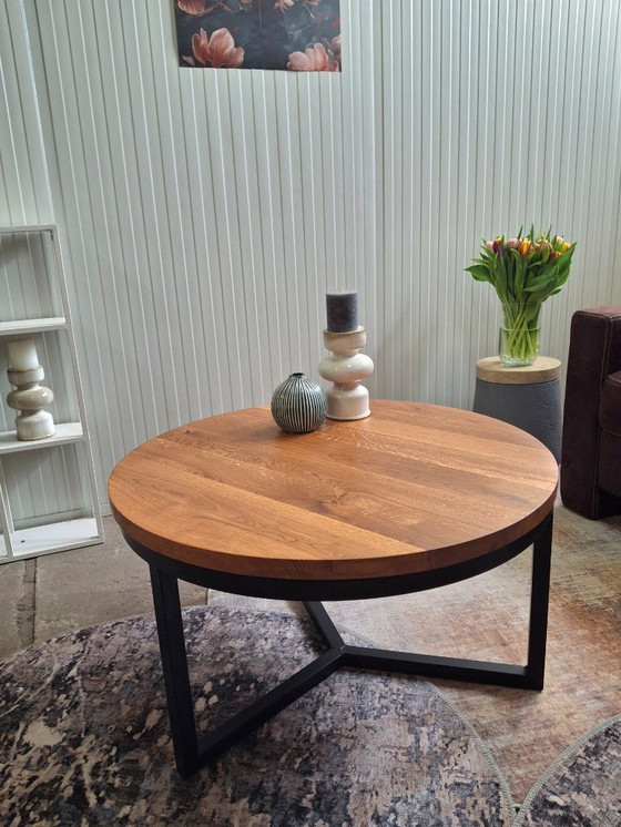 Image 1 of Nueva y robusta mesa de centro de roble macizo y base de metal.