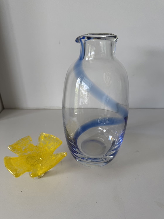 Image 1 of Glaskaraffe mit blauem Fuß und gelbem Blattverschluss