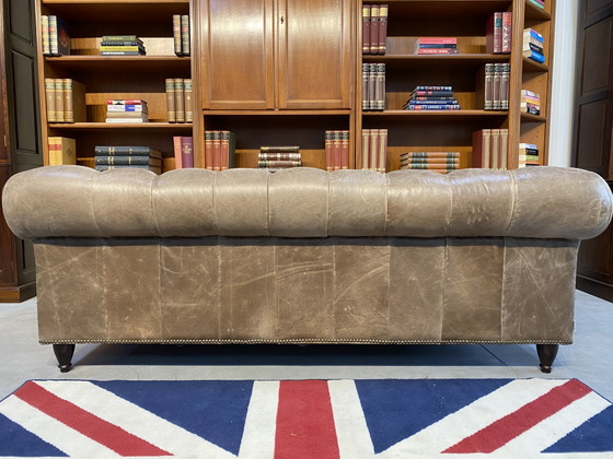 Canapé Chesterfield robuste gris vintage – Winchester, Leather, Wood (photo 4 of 5)