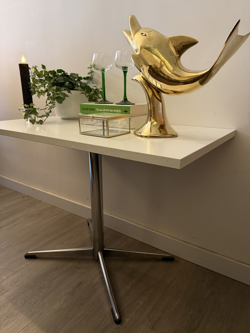 Table d'appoint avec plateau blanc et pieds chromés
