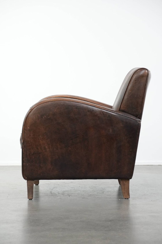 Image 1 of Tijdloze vintage schapenleren design fauteuil in een donkere cognac kleur