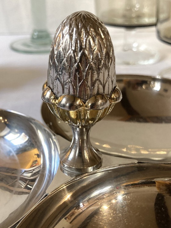 Image 1 of Verzilverde metalen snack-/bedelaarsstand met een dennenappelvormig handvat.