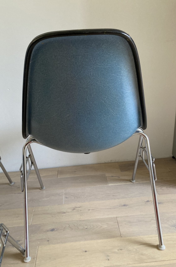 3 sedie da pranzo Eames in fibra di vetro di Vitra – Metal, Chrome (photo 6 of 15)