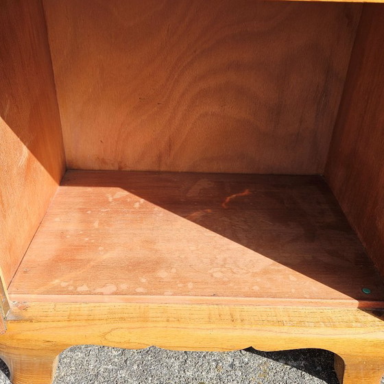 Image 1 of 2 tables de chevet Art déco françaises anciennes - Ensemble de 2 tables de chevet en loupe de bois et verre - Années 30