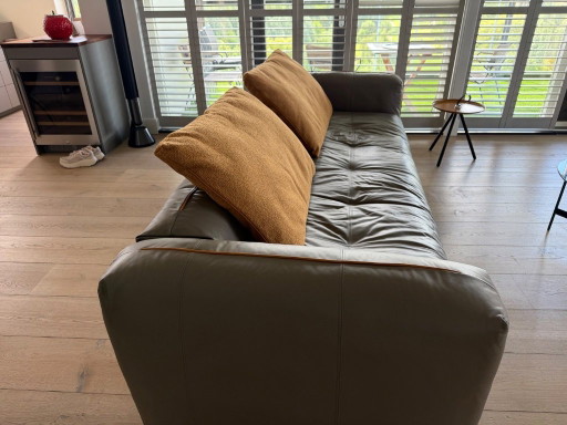 Divano Rolf Benz a 3,5 posti. 286x109x72 cm, in pelle.