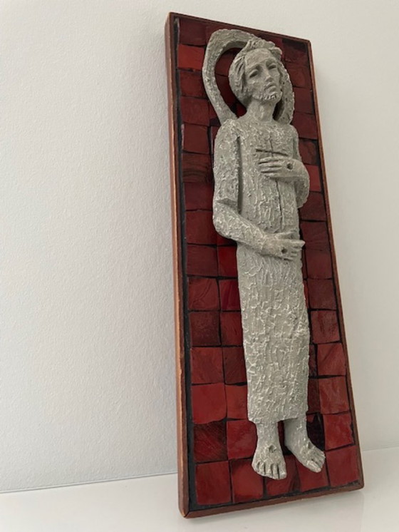 Image 1 of Figure du Christ en relief sur une plaque de mosaïque rouge