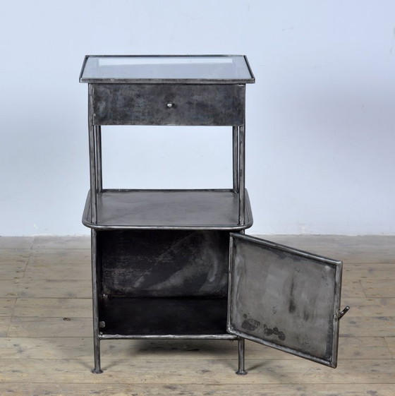 Table de nuit, années 1910 – Tables de nuit, Verre, Métal (photo 4 of 12)