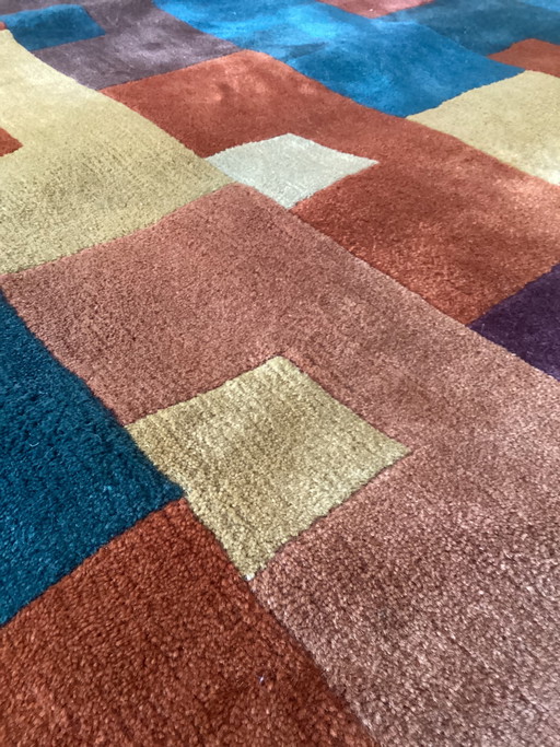 Tapis en laine de créateur, nettoyé, en bon état.