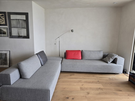 Canapé d'angle EYYE Cella avec repose-pieds, accoudoir et coussins en cuir