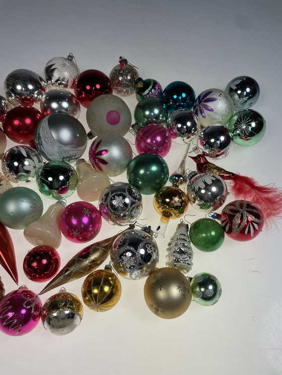 Image 1 of Grand lot de plus de 340 boules de Noël anciennes en verre.