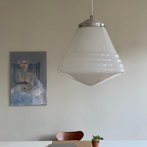 Grote Art Deco hanglamp van Philips in wit opaalglas.