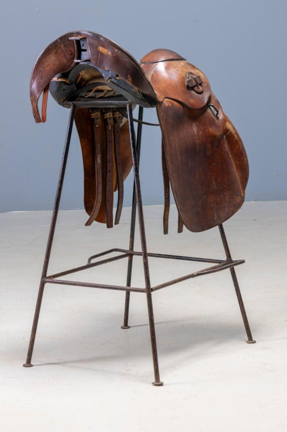 Image 1 of Coppia di sgabelli da bar stile sella, in pelle vintage e struttura in metallo, fine XX secolo.