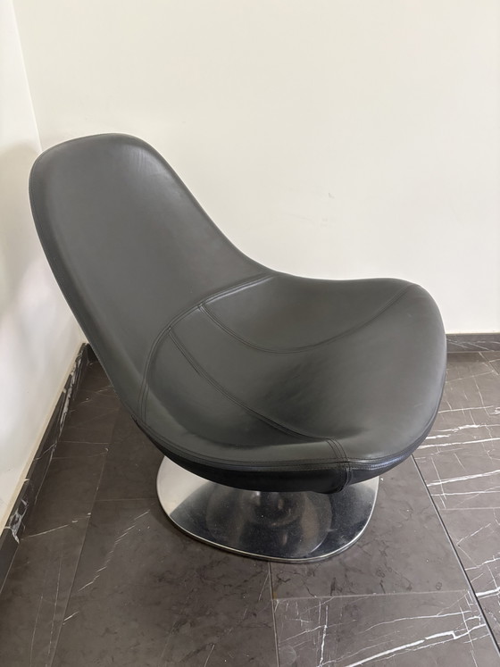 Fauteuil vintage IKEA en cuir noir | Pièce de collection rare, vers 2000 | Piètement chromé, forme du coussin (photo 4 of 5)