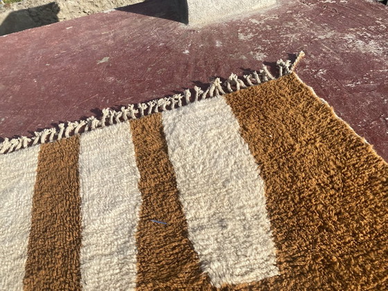 Image 1 of Vintage Beni Ouarain vloerkleed 330x230 cm – Handgeknoopt Marokkaans Berber tapijt – Wol in bruin en crème met minimalistisch 