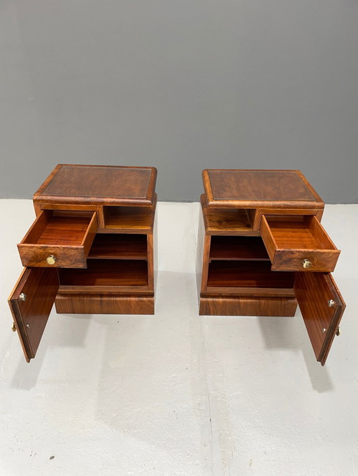 Tables de chevet Art Déco rénovées des années 1930 - Paire de tables de nuit tchécoslovaques en placage de noyer