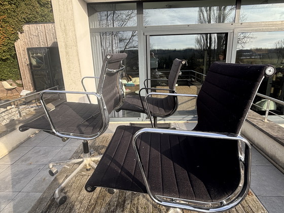 Image 1 of Vitra EA 107 en EA117 stoelen