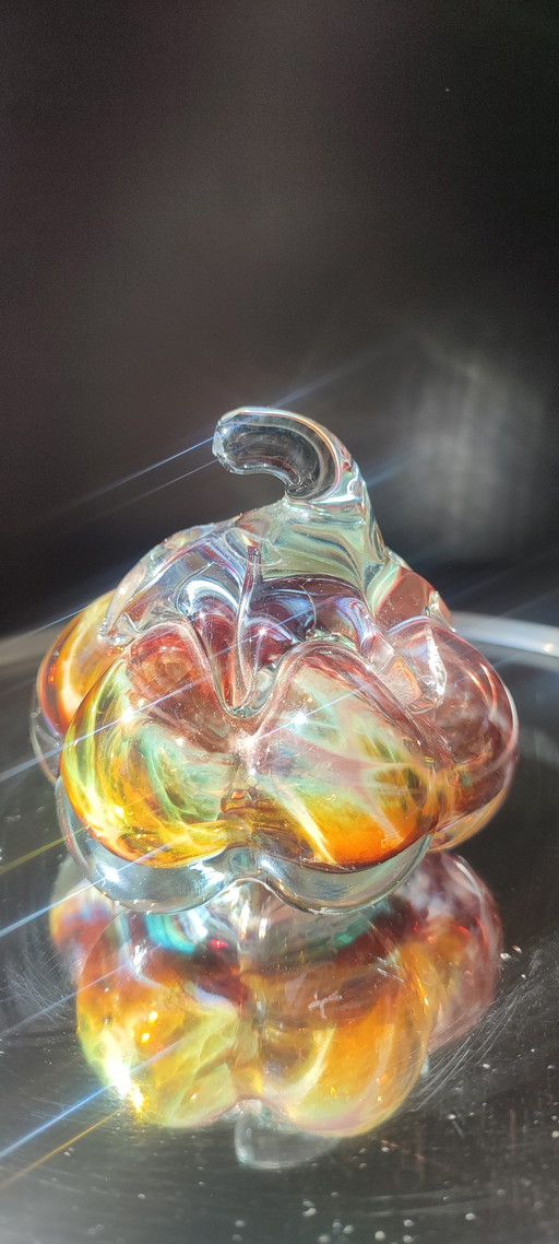 Pompoen van geblazen glas, gesigneerd door Loup Guittet.