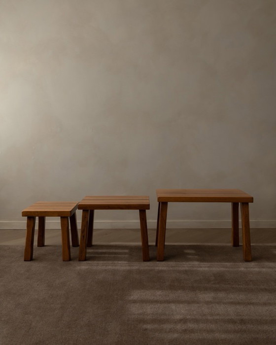 Image 1 of Vintage brutalistische massief eikenhouten bijzettafels (set van 3) – Nederlands, jaren 70
