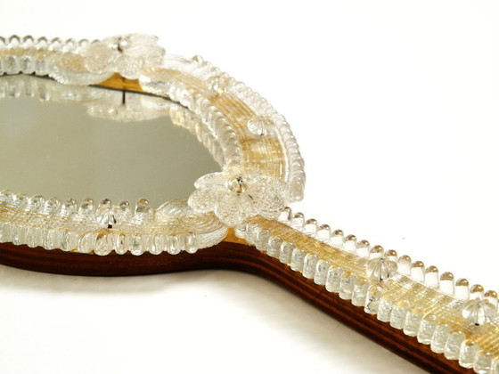 Image 1 of Magnifique miroir à main ou mural vénitien Mid Century Modern avec rosaces en verre de Murano. Fabriqué en Italie.