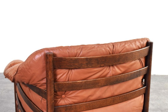 Sillón de roble y cuero de mediados de siglo, diseñado por Arne Norell para Coja en la década de 1960. (photo 11 of 12)