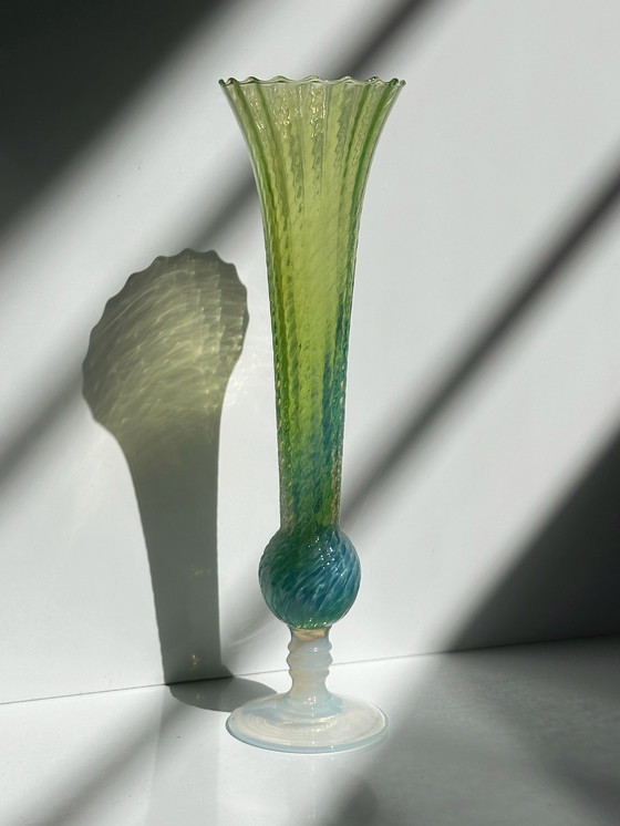 Image 1 of Paire de vases vintage MCM Empoli en verre opalin, verre laiteux, irisé, rose, vert, tourbillon, Italie, milieu du siècle, Muran