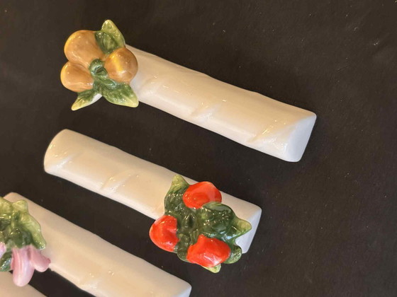 Image 1 of Keramische Majolica Messenleggers Set: Keramische Groente Fruit Bestekhouder, Frankrijk Vintage