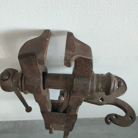 Antique industrial decorative long-tail vice, Decorative Objects, Metal, Brown, Vintage (photo 3 of 12)