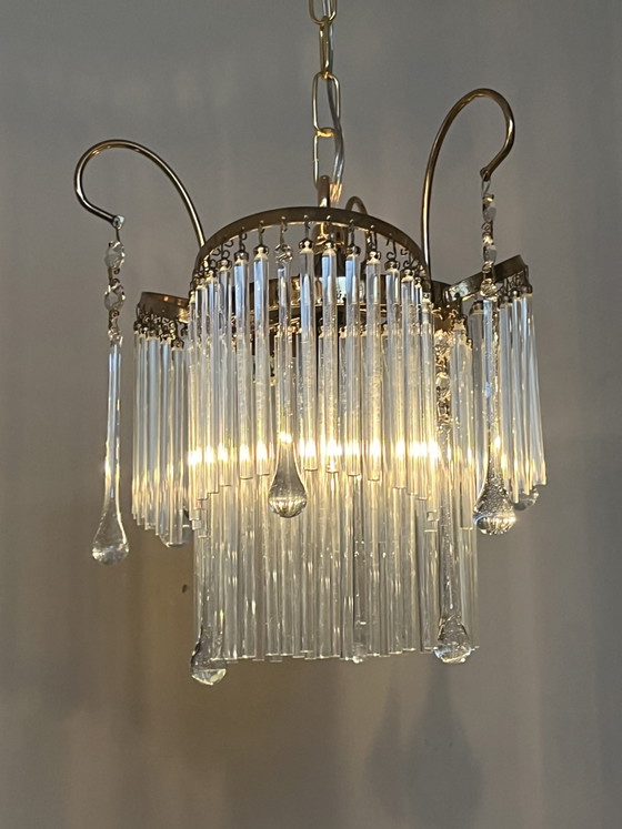 Image 1 of Juego de 2 impresionantes lámparas colgantes estilo años 20 con candelabros de varillas de cristal.