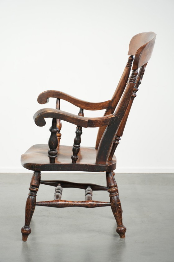 Image 1 of Antiker englischer Windsor-Spindelstuhl aus Holz mit einer wunderschönen Farbgebung aus dem frühen 19. Jahrhundert