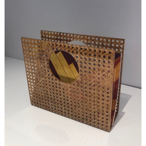 Revistero vintage "bolso" de plexiglás, latón y caña, Francia, años 70