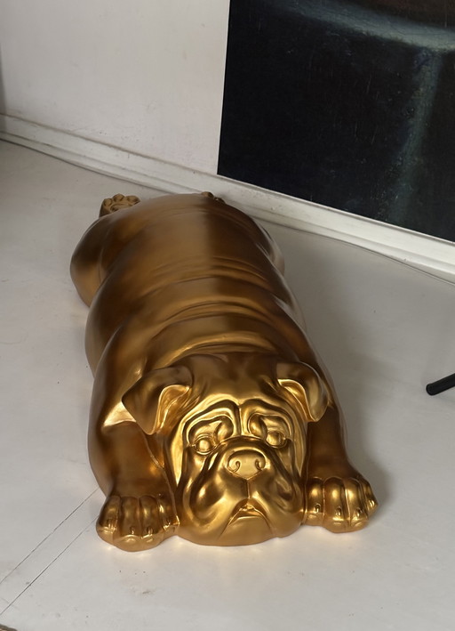 Designerskulptur einer liegenden englischen Bulldogge aus Goldharz, 90 cm