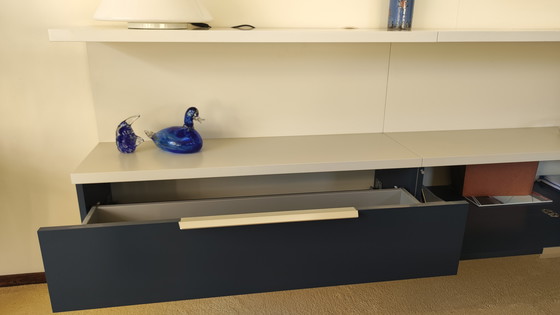 Image 1 of Aparador grande Interlubke de pared en blanco brillante y azul grisáceo.