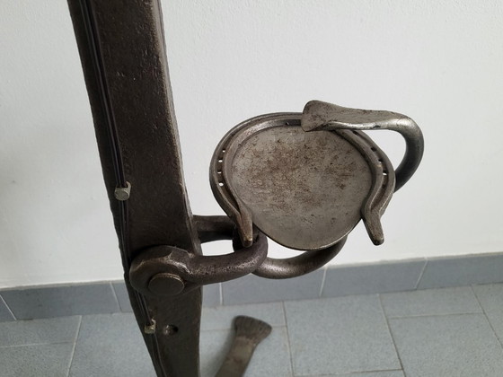 Image 1 of Vintage brutalistische vloerlamp uit de jaren 70 met metalen ketting en pijlen, asbak uit de jaren 70