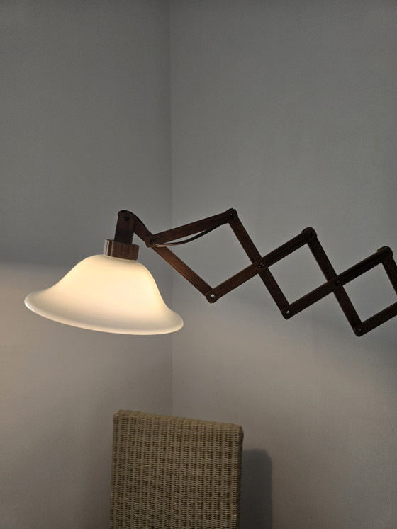 Image 1 of Zeldzame Nederlandse wandlamp uit de jaren 60/70 met accordeonvormig frame en opalen tulpvormige kap – Restauratieproject