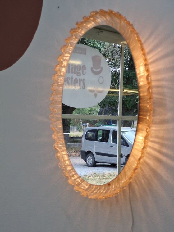 Specchio da parete ovale vintage Hillebrand con illuminazione anni '70 – Plexiglass (photo 7 of 8)