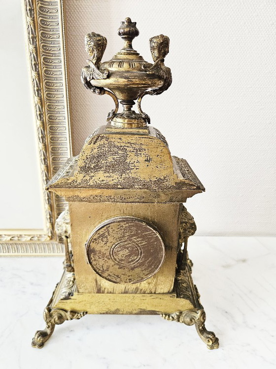 Image 1 of Grote Napoleon III-klok uit de 19e eeuw, 45 cm, 8 kg, brons en tin, met leeuwen en bustes, compleet met sleutel