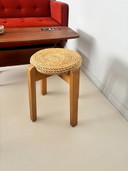 Sgabello scandinavo in giunco ​​di pino della metà del XX secolo