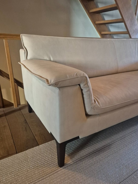 Image 1 of Durlet sofa model Manta , 220cm breed in leder velvet ivoor en onderstel in kleur eik rookgrijs.