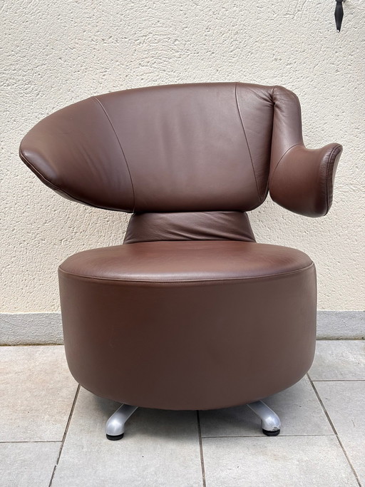 Poltrona Biki di Toshiyuki Kita per Cassina, in pelle marrone cioccolato, girevole, pezzo da collezione.
