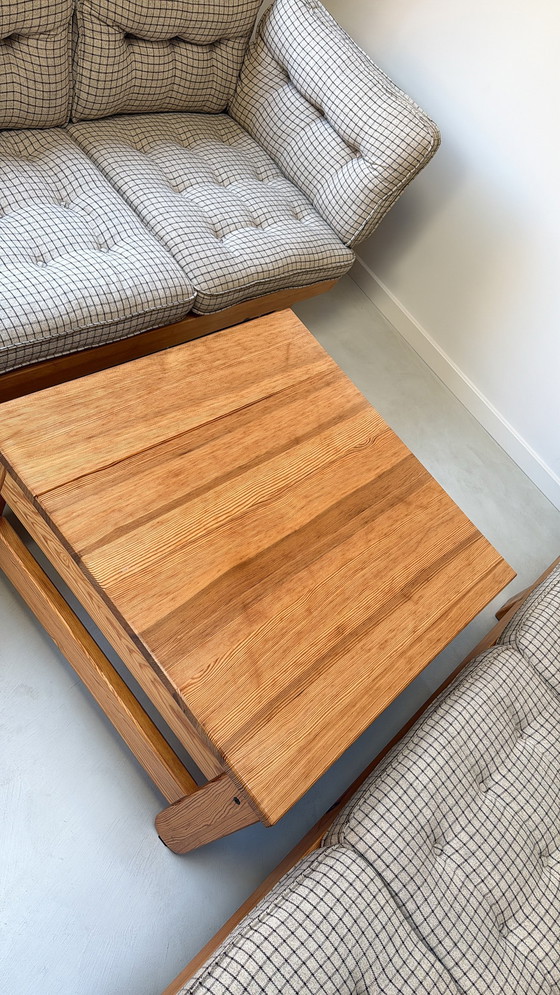 Image 1 of Dos sofás suecos antiguos y una mesa de pino.