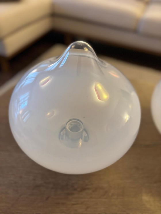 Image 1 of RAAK Amsterdam – Lampada da soffitto a goccia/goccia di pioggia – Vetro opalino – Set di 2 (26 cm) – Vintage anni '70