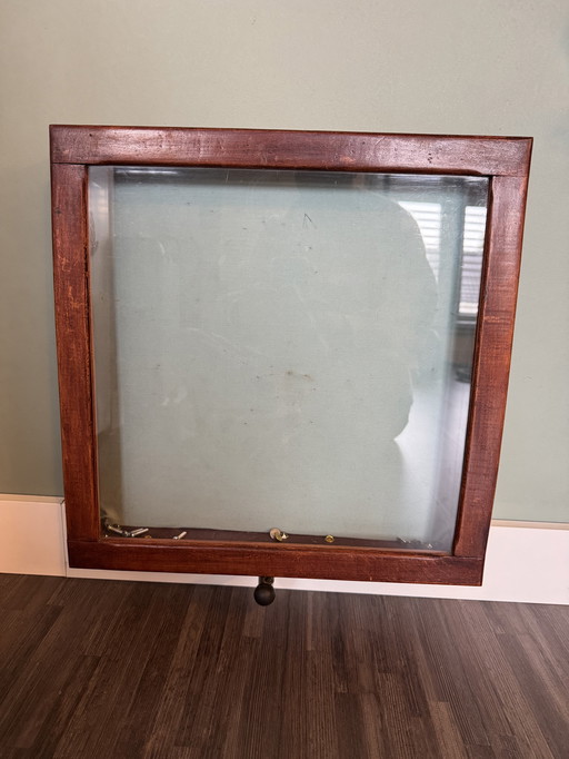 Vintage vitrinekastje voor artefacten