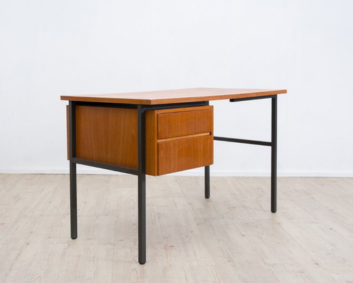Bureau in mid-century modern stijl uit de jaren 60, met een strak, modern design. Teakhout.