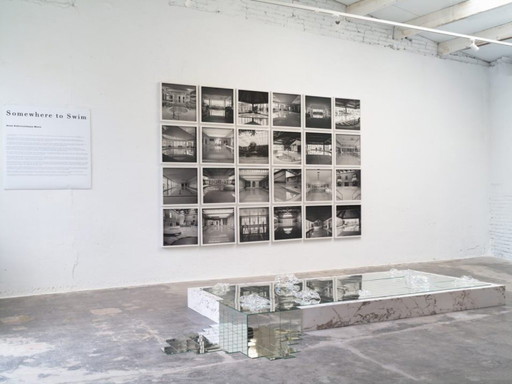Pannello fotografico in bianco e nero composto da 24 pezzi raffigurante l'architettura di una piscina.